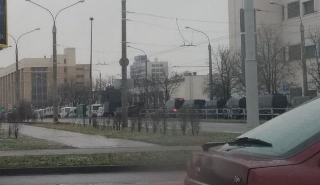 Протесты в Минске: Силовики Лукашенко стягивают спецтехнику и устанавливают ограждения, задержания продолжаются 02