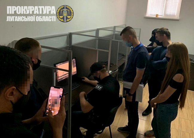 Правоохранители прекратили деятельность контакт-центра на Луганщине, который обслуживал предприятия страны-агрессора 01