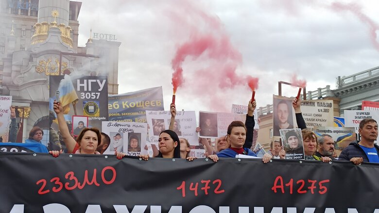 Родичі полонених мітингували на Майдані за їхнє повернення 04
