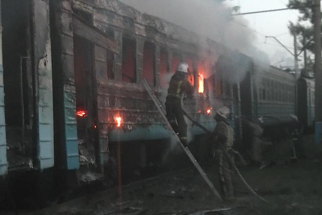 2 вагони електрички згоріли в харківському депо 04