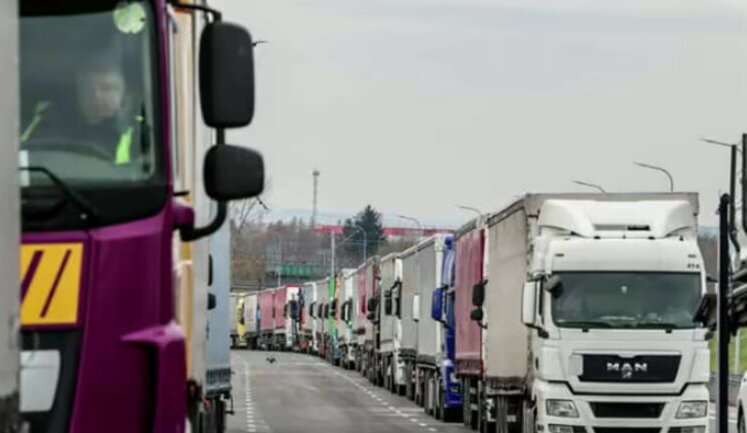 Polish farmers continue to block 6 directions on border with Ukraine, 2450 trucks are waiting in queues - State Border Guard Service. VIDEO