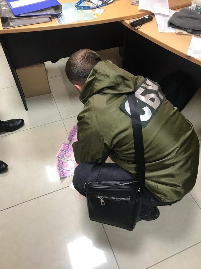 Один из руководителей миграционной службы Черновцов попался на взятке 12 тыс. грн, - СБУ 02