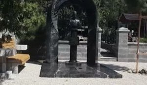 Две камеры, два прожектора, громкоговоритель и собака: как охраняют могилу Януковича-младшего на элитном кладбище оккупированного Севастополя. ВИДЕО