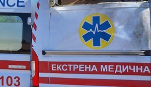 Окупанти вдарили дроном по швидкій у Херсоні: поранено водія