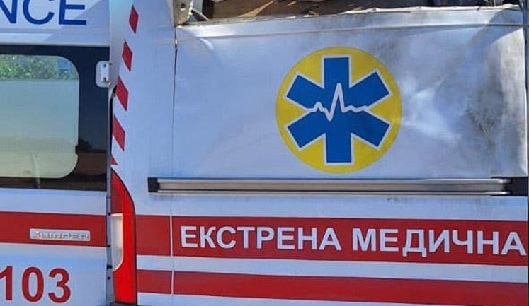 Окупанти вдарили дроном по швидкій у Херсоні: поранено водія