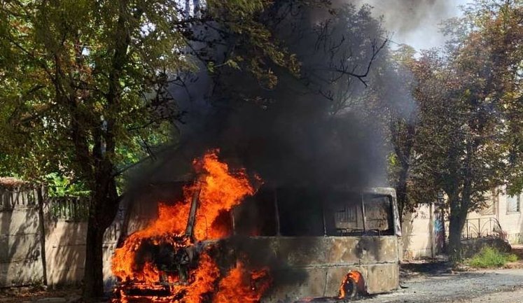 РФ нанесла удар по рейсовому автобусу в Никополе: погиб водитель, есть раненый