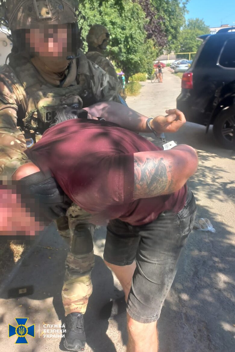 Банда рекетирів, які вибивали гроші з військовослужбовця ЗСУ, затримана на Житомирщині, - СБУ 06