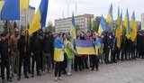 "Мы будем под наши танки ложиться. Нас давить не будут. Они в 2014 тех не давили", - жители Золотого требуют не отводить ВСУ. ВИДЕО