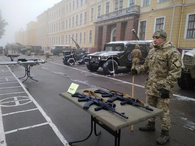 Демонстрація зброї та бронетехніки відбувається в Академії сухопутних військ ім. Сагайдачного у Львові 02
