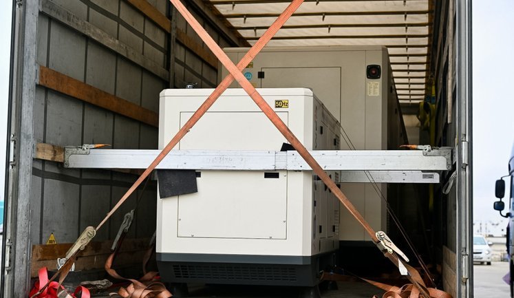 Азербайджан відправив в Україну черговий вантаж електрообладнання на $1 млн. ФОТОрепортаж