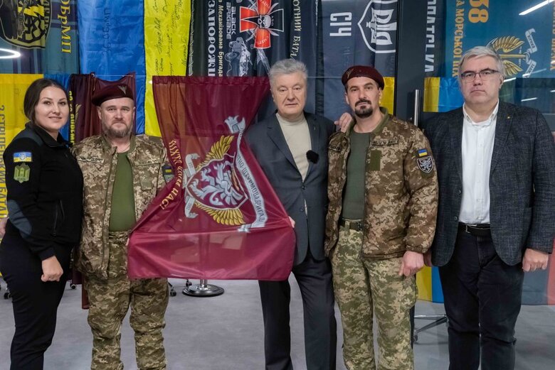 Порошенко передав 80 ОДШБр 15 нічних мавіків