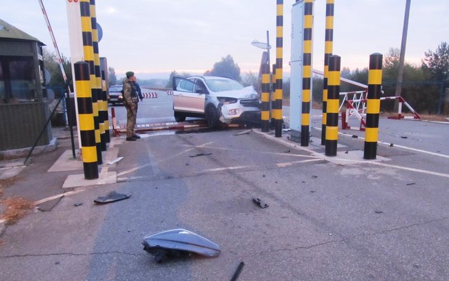 Розбитий автомобіль і пошкоджена інфраструктура: нетверезий чоловік намагався прорватися через прикордонний пост на Чернігівщині 03