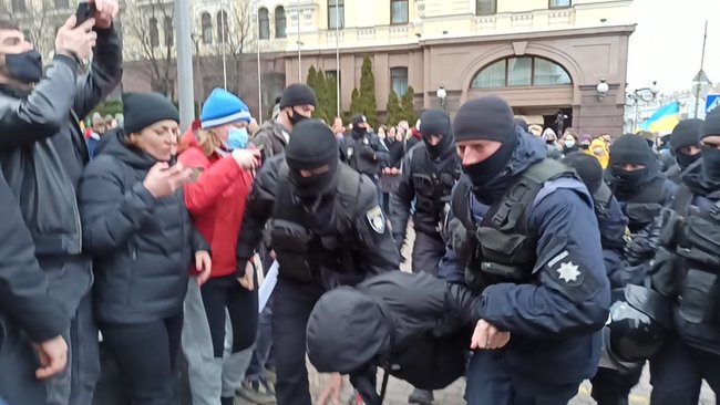 На Марше женщин* в Киеве задержали двух человек 01