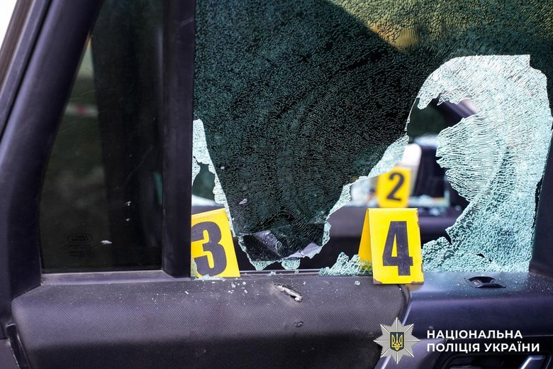 Мужчина стрелял из автомата по военным и полиции в Ровенской области