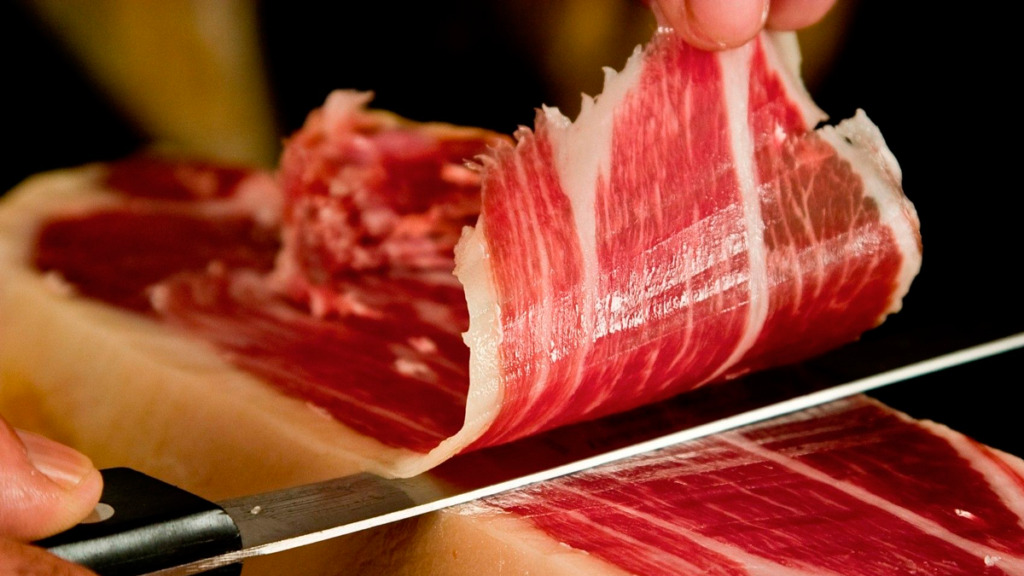 Росіянам заборонили привозити сир і хамон із Європи