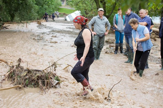 МВД перебрасывает крупногабаритную технику Нацгвардии в пострадавшие от паводка районы Западной Украины, - Аваков 03