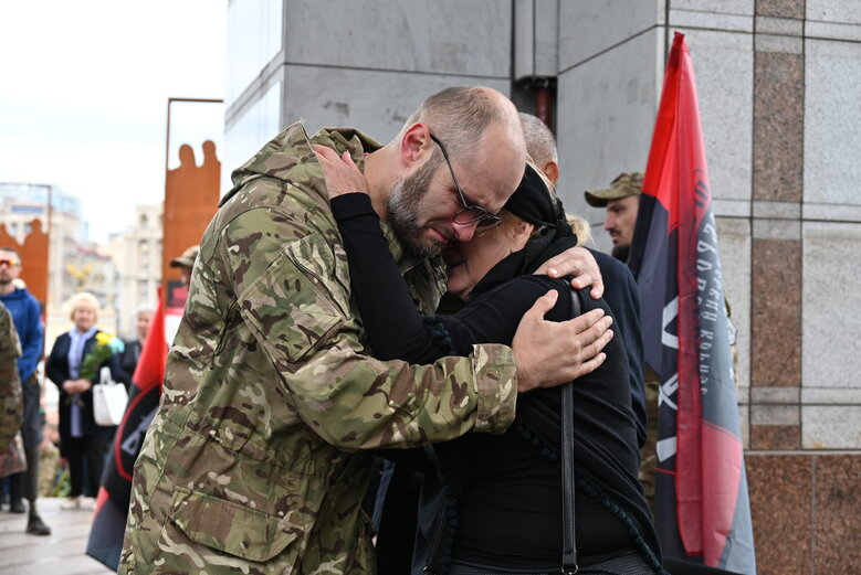 У Києві попрощалися з командиром роти стрілецького батальйону Олександром Пастухом (Добрим), який загинув у бою проти рашистів на Луганщині 45