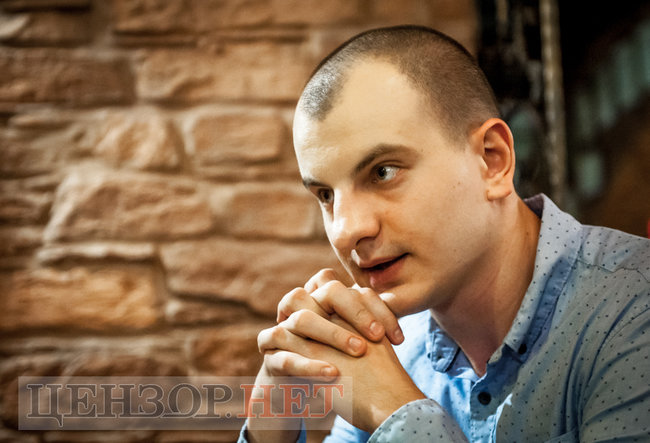Лідер С14 Євген Карась: Багато хто з активістів боявся їхати до Крисіна додому. Ще до Майдану він убив свого особистого охоронця. Це справжній чорт 04