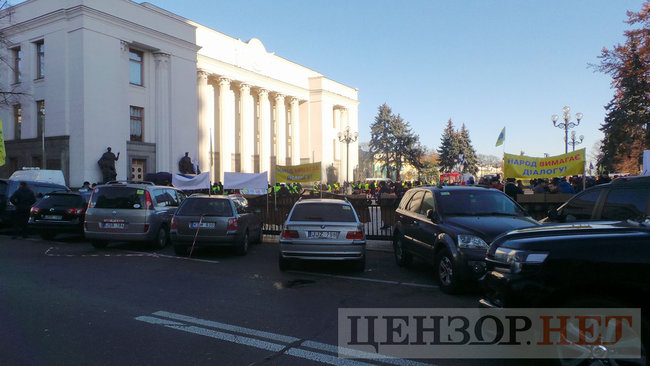 Владельцы евроблях пикетируют Раду с требованием принятия законопроектов, снижающих акциз на растаможку машин: движение по ул. Грушевского заблокировано 06