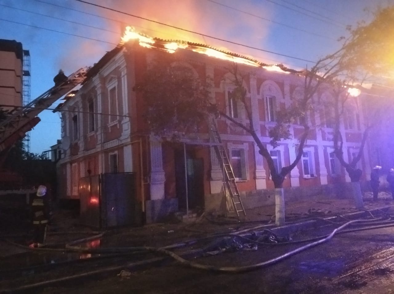 Пожар в Харькове: В Харькове тушат пожар в многоквартирном двухэтажном доме  | Цензор.НЕТ