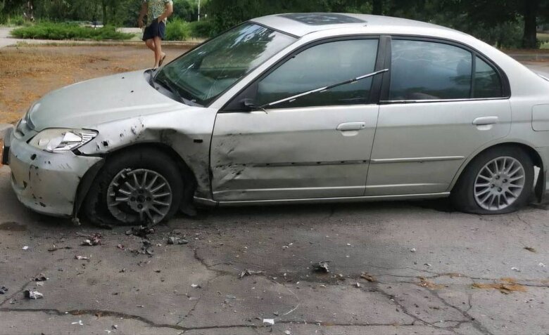 Внаслідок атак пошкоджено житлову девʼятиповерхівку, чотири приватні оселі, дачний будинок, легкову автівку