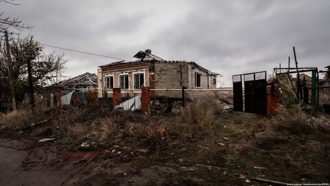 Beach rigged with mines, not a single undamaged building: journalists show embattled Shyrokyne village 03