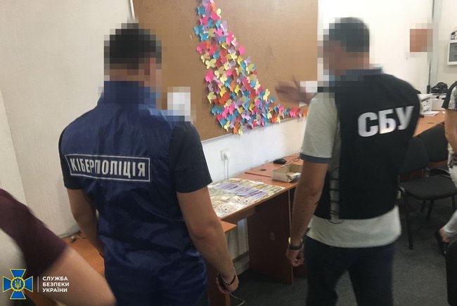 СБУ в Мелитополе разоблачила мошенников, похищавших деньги с банковских счетов в Украине и за рубежом 05 СБУ в Мелитополе разоблачила мошенников, похищавших деньги с банковских счетов в Украине и за рубежом 05