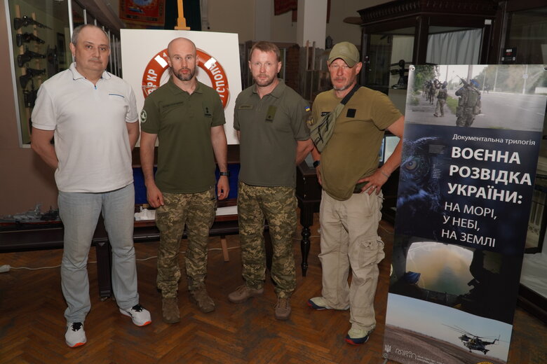 Военная разведка показала военным атташе фильм об освобождении острова Змеиный 01