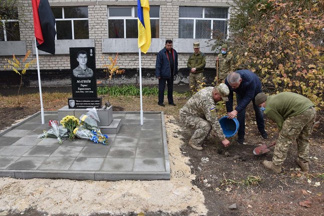 Памятник загиблому Герою України лейтенанту Тарасу Матвіїву відкрили на Луганщині, - пресцентр ОС 03