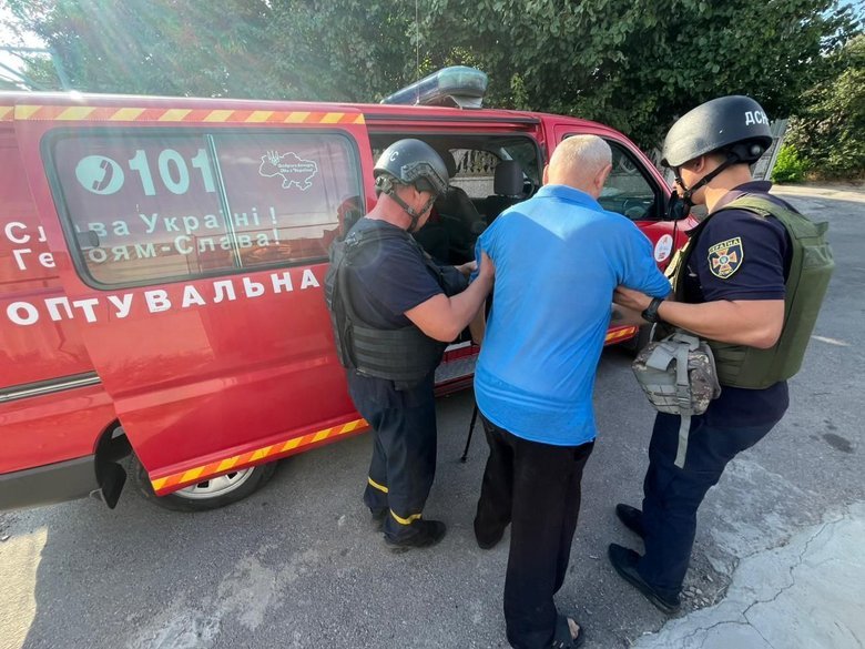 Спасатели помогают пострадавшим в результате обстрелов Днепропетровской области