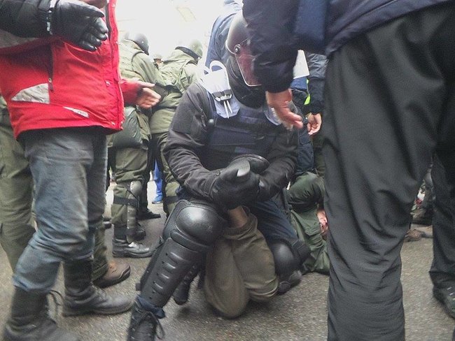 Прихильники Саакашвілі намагаються прорвати кордон поліції 19