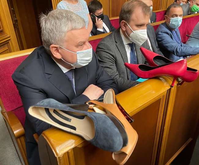 Тарану в Раде подарили красные туфли на каблуках: Пусть сходит в них на парад 08