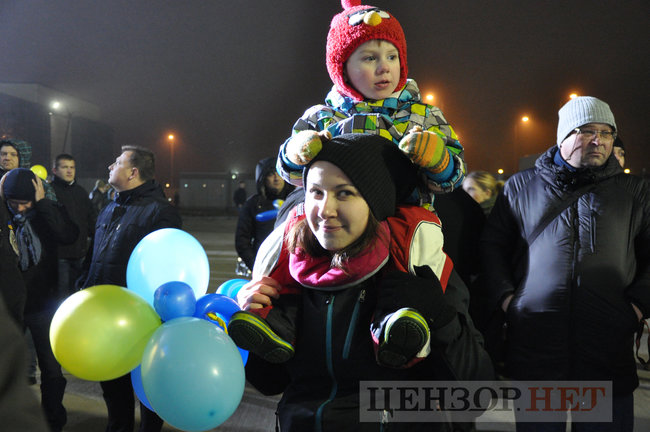 Heroes, welcome home!” liberated Ukrainian hostages enjoy warm reception at Boryspil airport 43