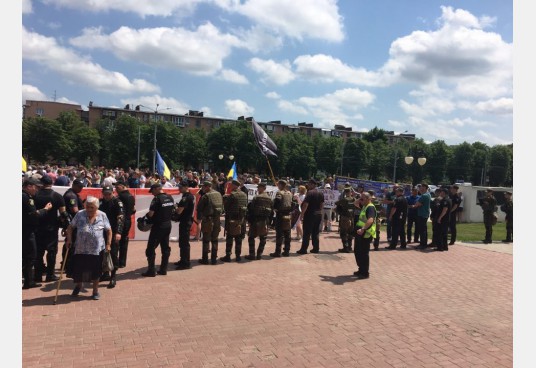 Protesters tear down Zhukov bust in Ukraine 01