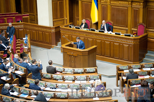 Поцелуй Матиос и Таруты и Ивченко с цепом, - день работы Рады 4 декабря 15