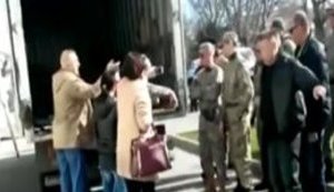 "Міліція! Нас тварюки грабують! Я заяву напишу! Ви фашистів захищаєте!", - окупанти в Севастополі намагаються знести магазини проросійських підприємців. ВІДЕО