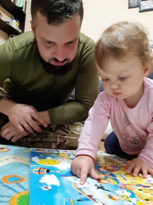 Дружина загиблого аеророзвідника Юліана Матвійчука Лілія: Чоловік примудрявся підлетіти близенько до ворога і скинути ВОГ навіть у крихітну нірку 11
