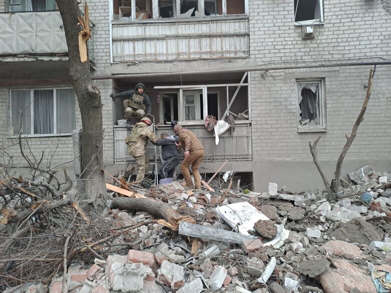 Russians hit apartment building in Chasiv Yar: three injured 03