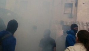 Посольство РФ в Киеве забрасывают камнями и дымовыми шашками: митингующие сняли российский флаг и выломали ворота. ФОТОрепортаж+ВИДЕО