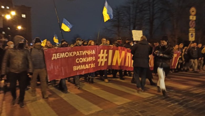 Щурів на Банковій нудить: Активісти вирушили під будівлю Офісу Президента, сталися сутички 01