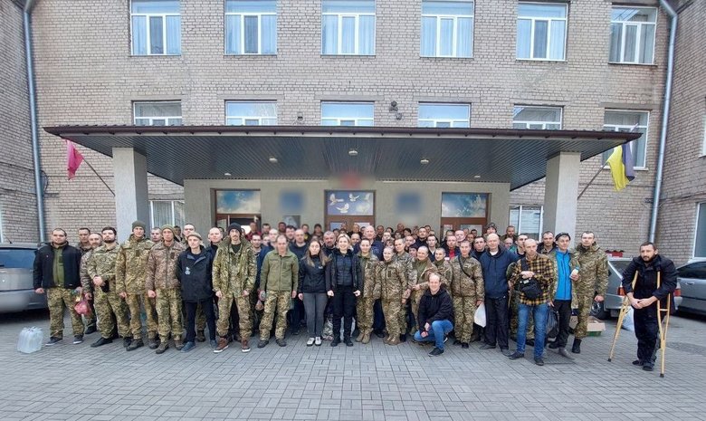 Released Ukrainian servicemen are already going to their relatives 01