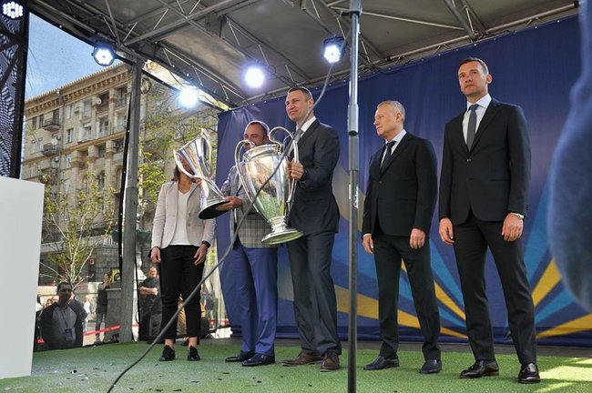Кубки Ліги чемпіонів прибули до Києва 06