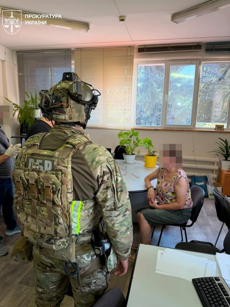 Двох працівників податкової викрили на хабарі