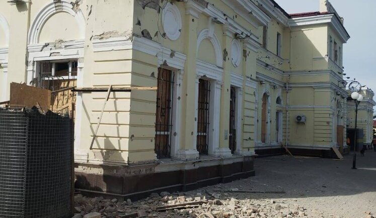 РФ ударила по вокзалу в Херсоне: повреждено здание и один из вагонов. ФОТО