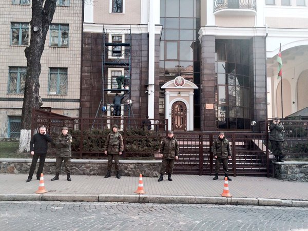 беларусь митинг посольство добровольцы