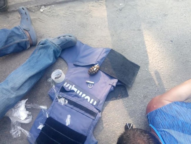 Патрульний Дніпра руками затиснув гранату без чеки, яку вважали бойовою 03