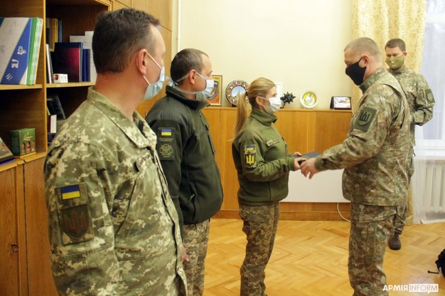 Литва нагородила українських медиків з військового госпіталю у Львові 04