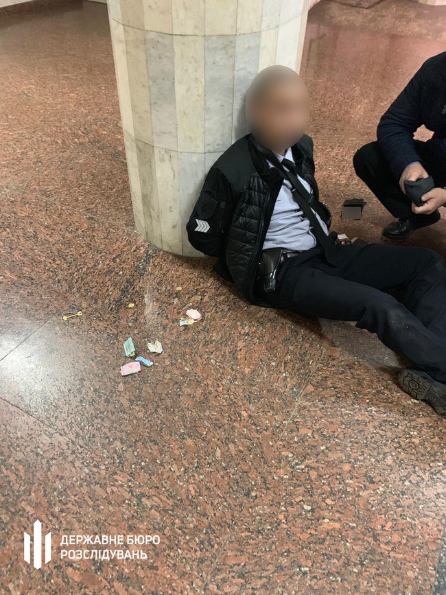 У 22-річного поліцейського, який відкрив стрілянину в метро Харкова, вилучили речовину, зовні схожу на психотропи, - ДБР 01