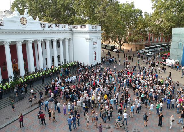 Трагедия в лагере Виктория: под зданием Одесской мэрии произошла серия потасовок, задержаны несколько активистов 11