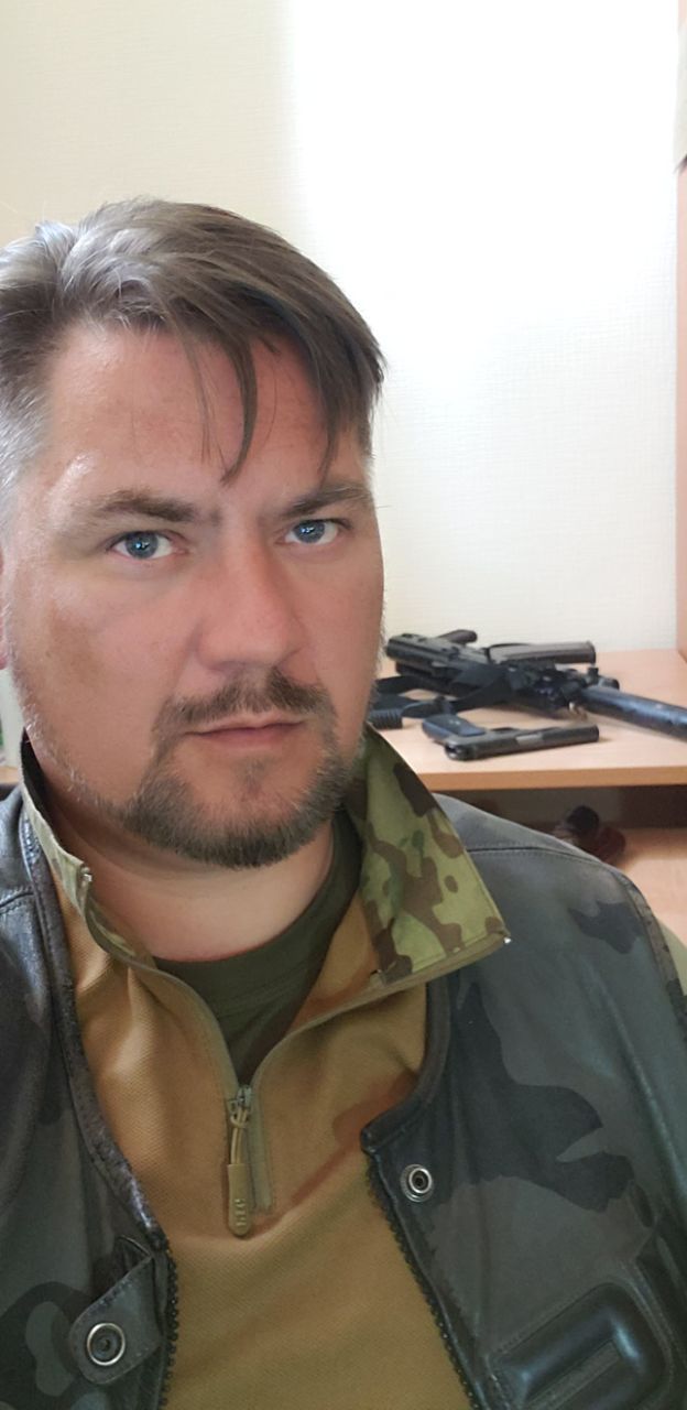 Боєць ЗСУ, байкер, режисер Євгеній Смирнов: Я б не хотів поруч із собою в окопах бачити людину, яку силоміць відправили на війну. Я б не зміг їй довіряти, а на війні без довіри неможливо 01